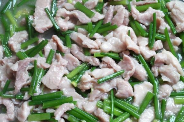 韭菜花炒猪肉的做法图解6