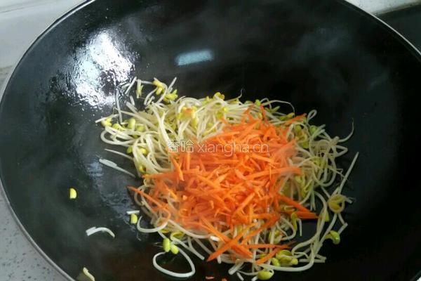 营养三色菜（豆芽、胡萝卜炒韭菜）的做法图解3