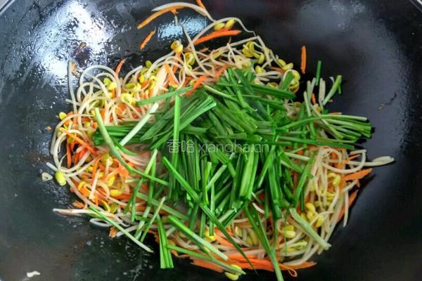 营养三色菜（豆芽、胡萝卜炒韭菜）的做法图解4