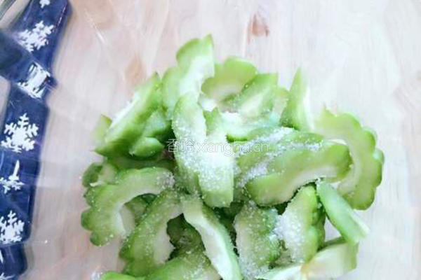 黑椒牛肉烩凉瓜的做法图解2