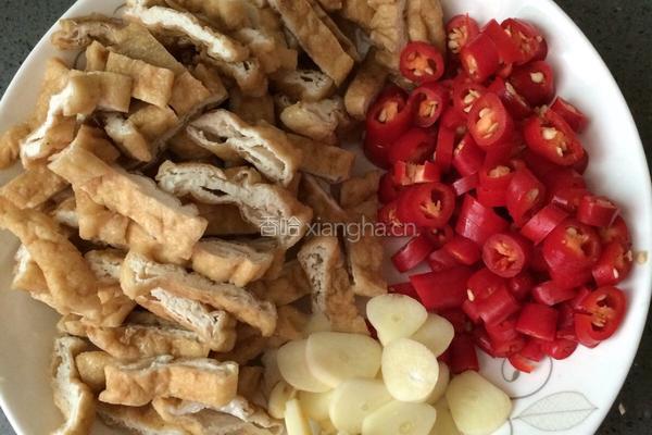 豆腐干炒肉的做法图解2