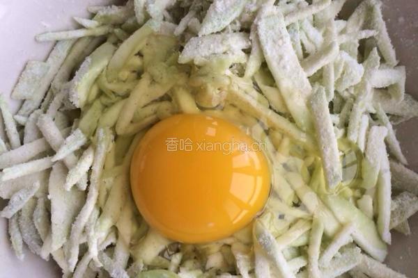 丝瓜鸡蛋饼的做法图解2