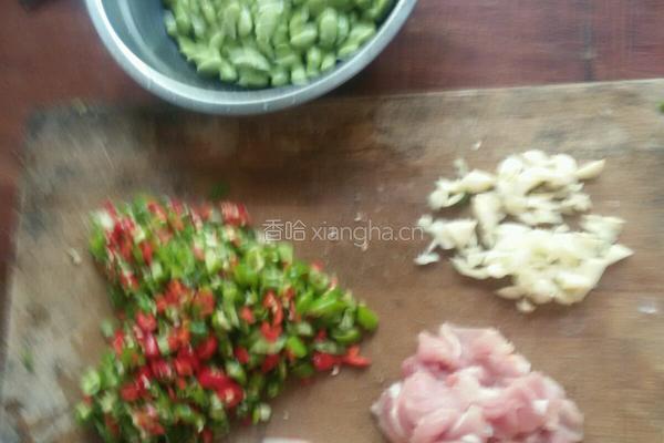 毛豆炒肉的做法图解2