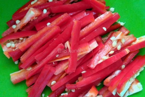 韭菜花爆炒猪耳朵的做法图解1