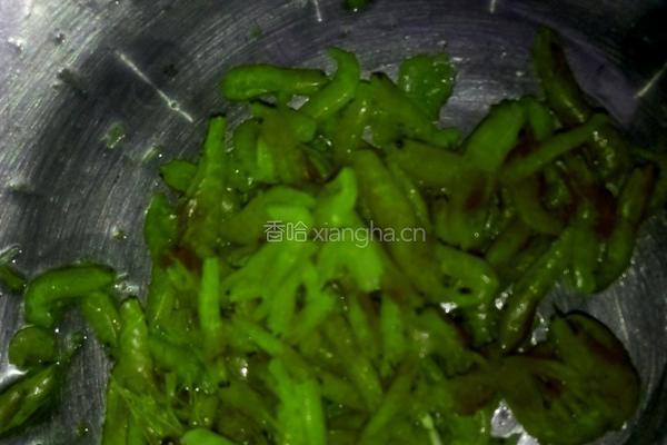 虾皮炒腐竹的做法图解2