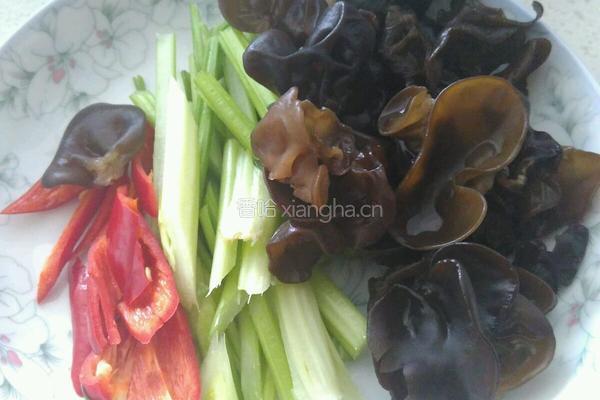 香芹木耳淮山的做法图解2
