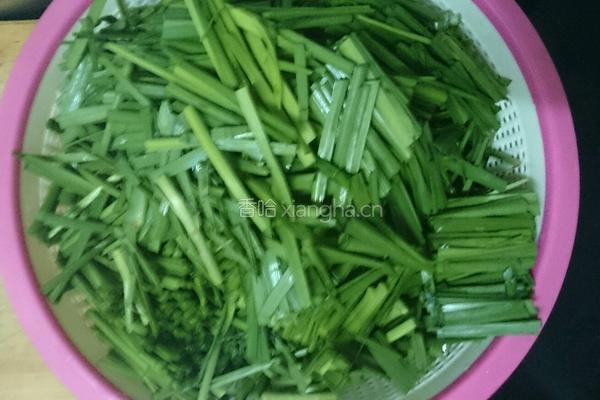 韭菜炒鸡腿菇的做法图解2