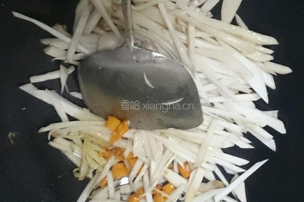 韭菜炒鸡腿菇的做法图解4