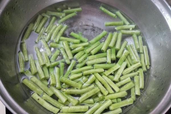 豆角土豆配芹菜的做法图解4