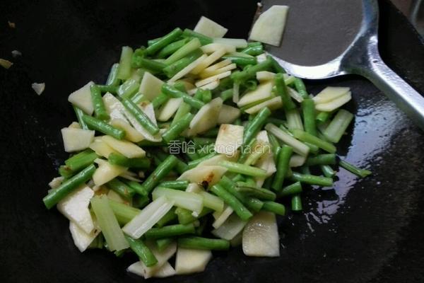 豆角土豆配芹菜的做法图解7