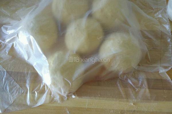 毛毛虫豆沙面包的做法图解1