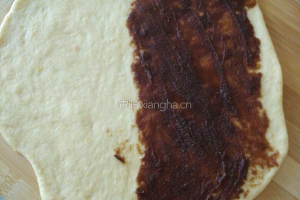 毛毛虫豆沙面包的做法图解2