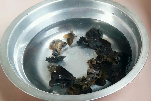 木耳娃娃菜肉片的做法图解2
