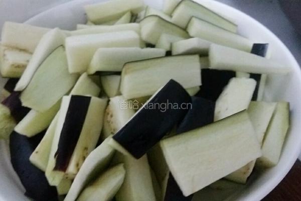 蒜香烧茄子的做法图解1