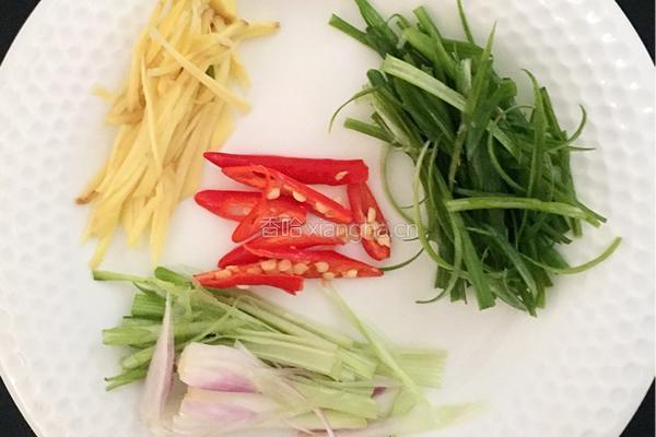 清蒸鲈鱼的做法图解1