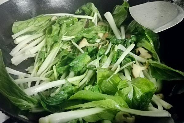 冬菇炒小白菜的做法图解5