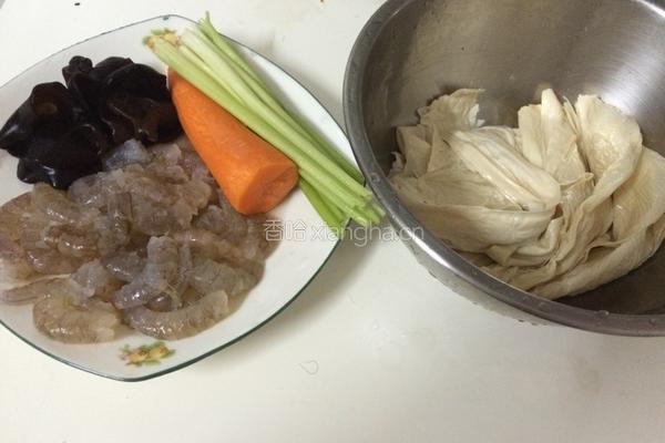 鲜虾腐竹卷的做法图解2