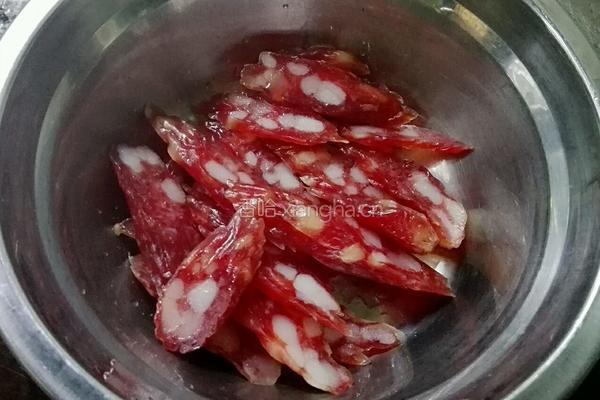 腊肠炒荷兰豆的做法图解2