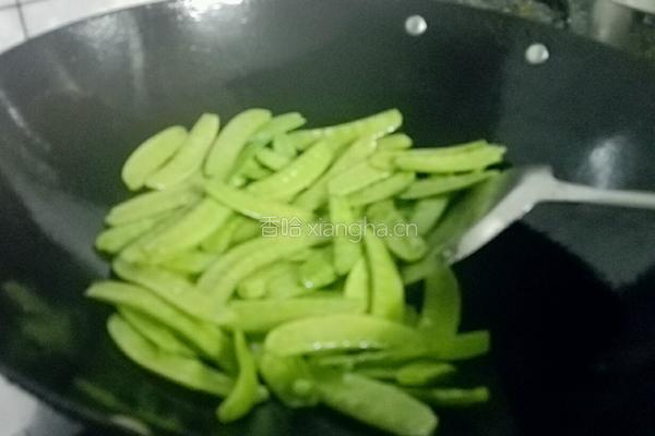 腊肠炒荷兰豆的做法图解3