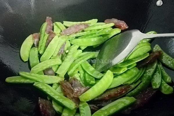 腊肠炒荷兰豆的做法图解4