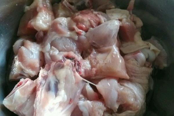 香菇板栗炖鸡的做法图解1