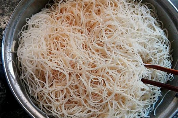生菜炒米粉的做法图解4