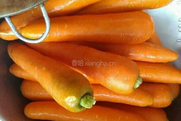 凉拌胡萝卜丝的做法图解1