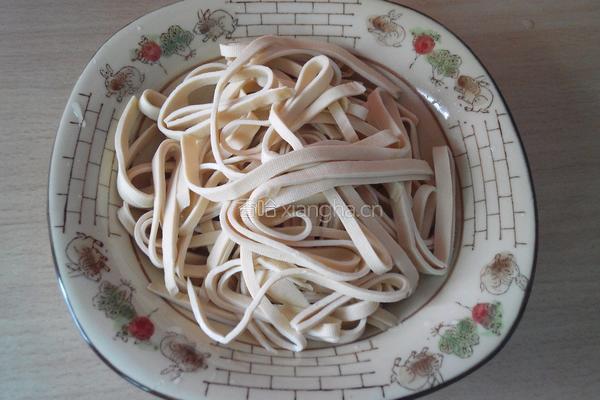 豆皮炒韭菜的做法图解1
