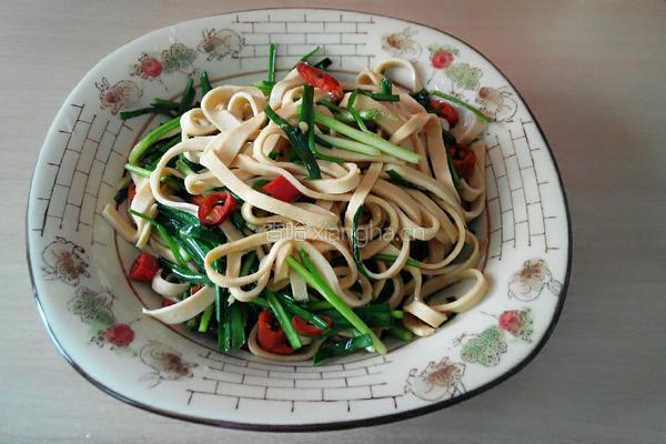 豆皮炒韭菜的做法图解4