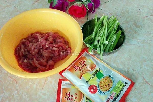 榨菜青椒炒肉丝的做法图解1
