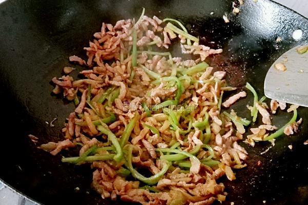 榨菜青椒炒肉丝的做法图解6
