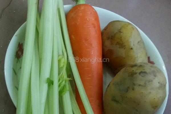 芹菜土豆胡萝卜丁的做法图解1