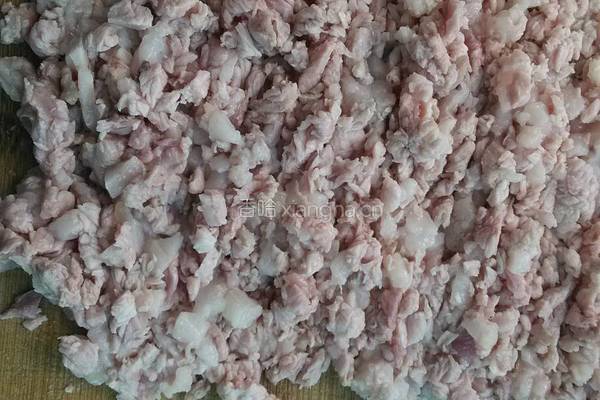 猪肉青菜香菇饺的做法图解1