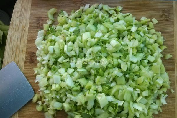 猪肉青菜香菇饺的做法图解2