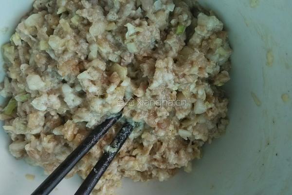 猪肉青菜香菇饺的做法图解4