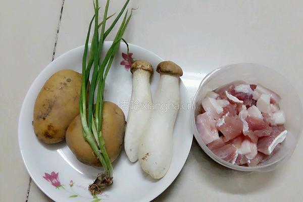 杏鲍菇土豆肉片的做法图解1