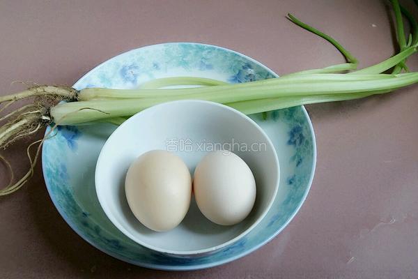芹菜炒鸡蛋的做法图解1