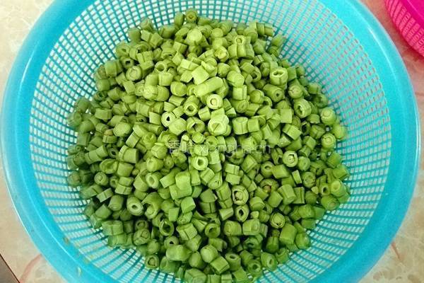 肉末胡萝卜炒豆丁的做法图解1