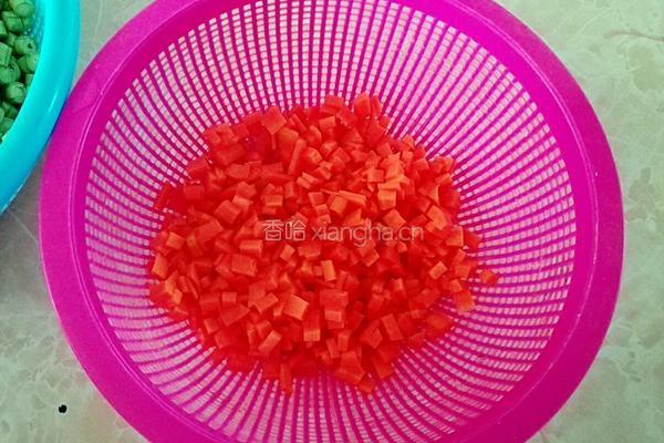 肉末胡萝卜炒豆丁的做法图解2