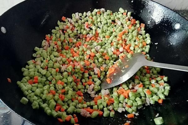 肉末胡萝卜炒豆丁的做法图解5