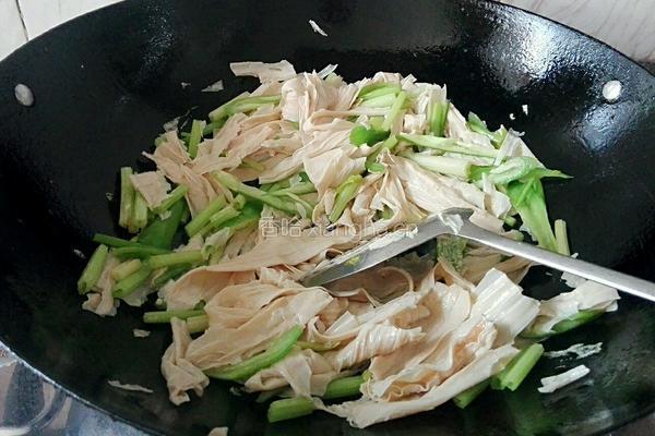 青椒芹菜炒腐竹的做法图解4