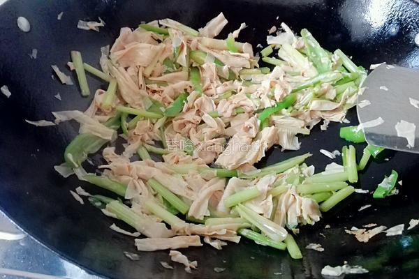 青椒芹菜炒腐竹的做法图解5