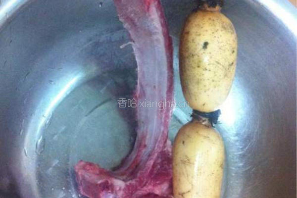 莲藕炖排骨的做法图解1