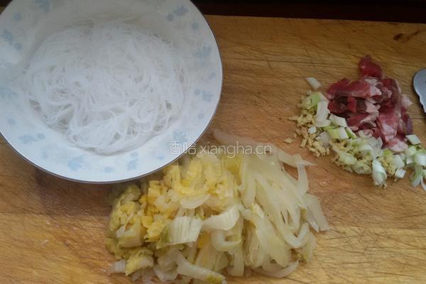 羊肉炒酸菜粉的做法图解1