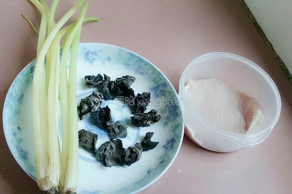 芹菜黑木耳肉片的做法图解1