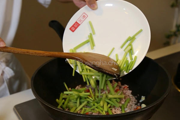 肉末香芹炒粉条的做法图解4