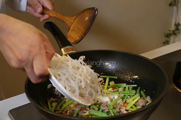 肉末香芹炒粉条的做法图解5