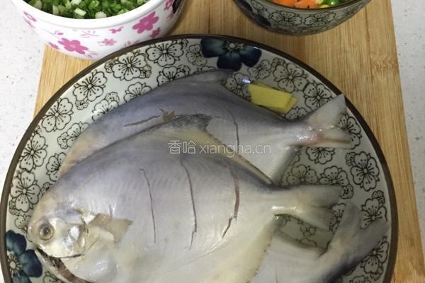 茄汁鲳鱼的做法图解1