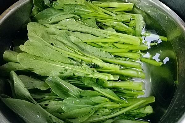 蒜蓉炒菜心的做法图解1
