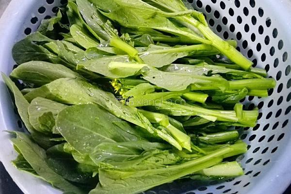蒜蓉炒菜心的做法图解2